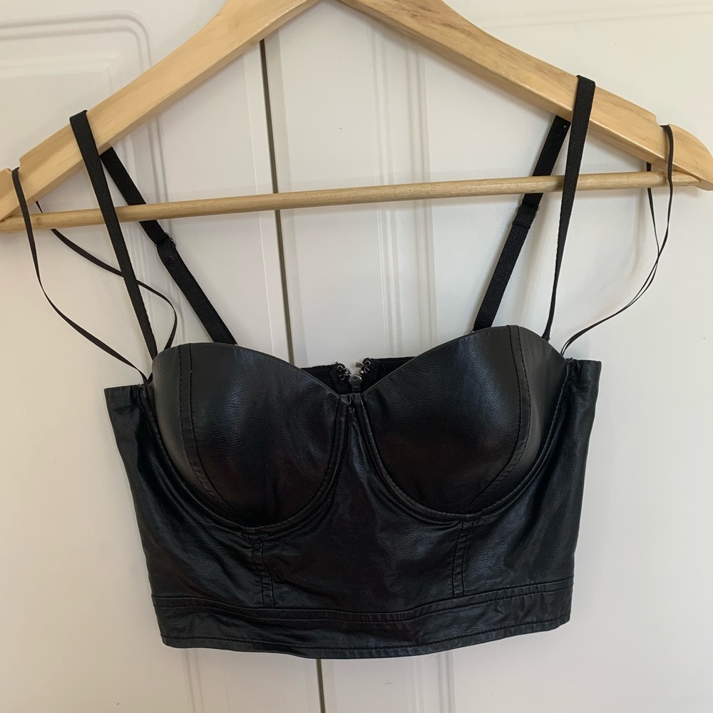 Really cute Guess black cropped corset top 🖤